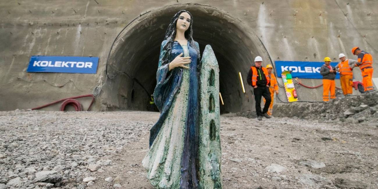 Setting up of the Saint Barbara shrine, the patron saint of tunnel workers on the project of construction of the Second track line.