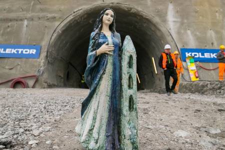 Setting up of the Saint Barbara shrine, the patron saint of tunnel workers on the project of construction of the Second track line.